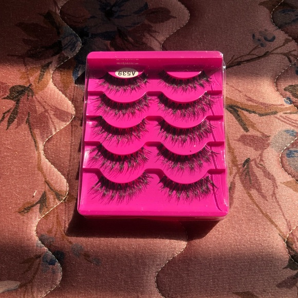 ‼️LAST ONE‼️ Host Pick❤️ False eyelashes 5 pairs - Picture 2 of 3